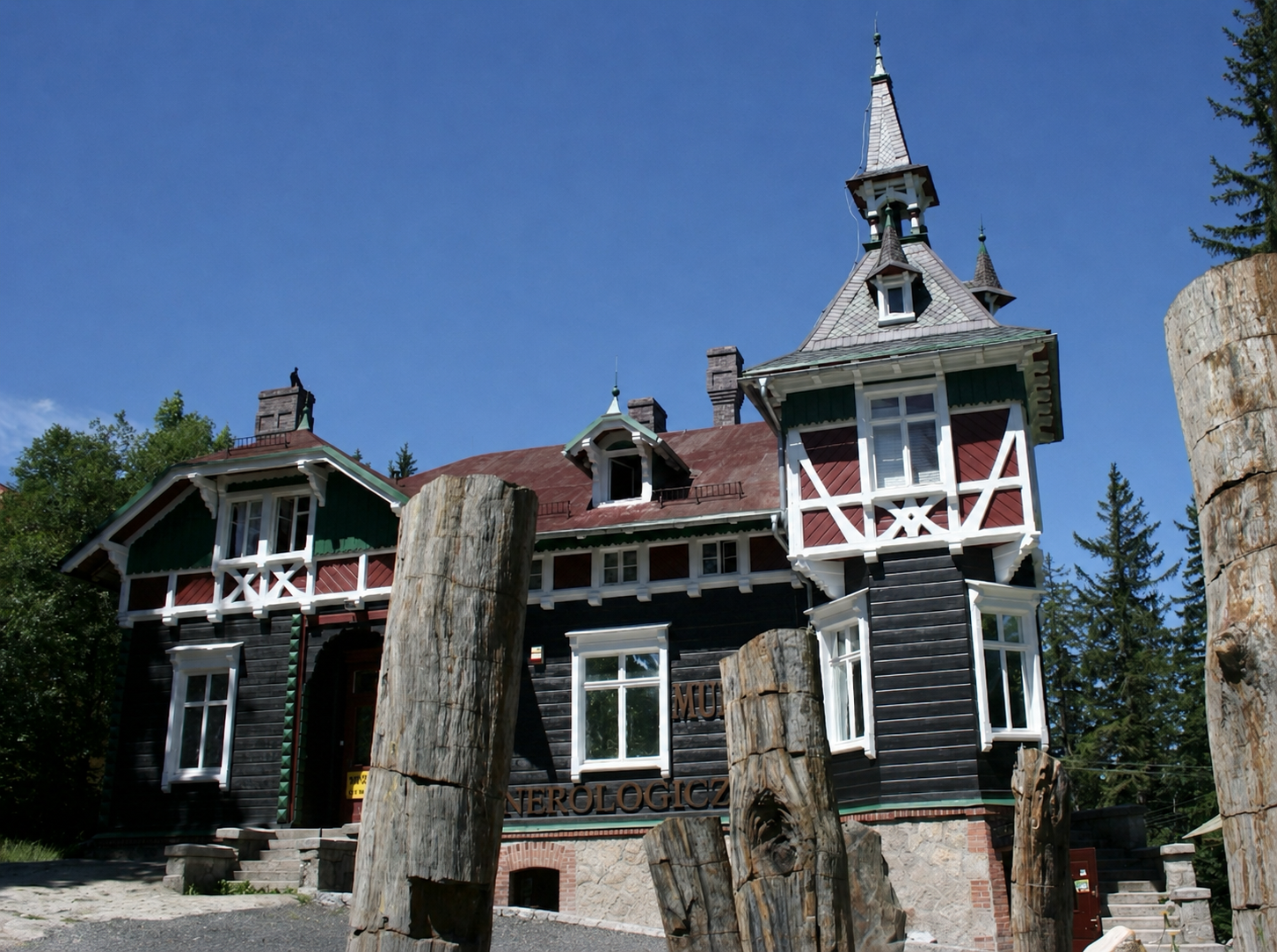 Muzeum Mineralogiczne w Szklarskiej Porębie: minerały, skamieniałości i dinozaury